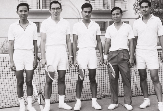 A group on the tennis court